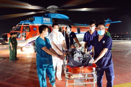 Trực thăng đưa ngư dân đột quỵ từ Trường Sa về đất liền điều trị