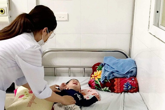 Bé trai 8 tháng tuổi bị ngộ độc Paracetamol
