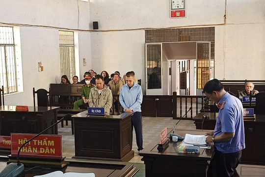 Hai cha con rủ nhau đi đánh người sau va chạm giao thông