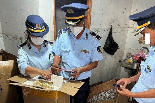 Tạm giữ lượng lớn bao cao su, thực phẩm sinh lý có dấu hiệu giả mạo
