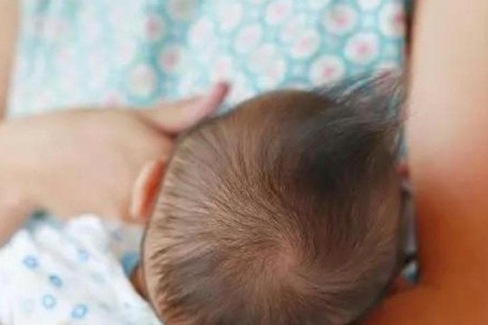 Bé 2 tháng tuổi tử vong nghi do ngạt sữa