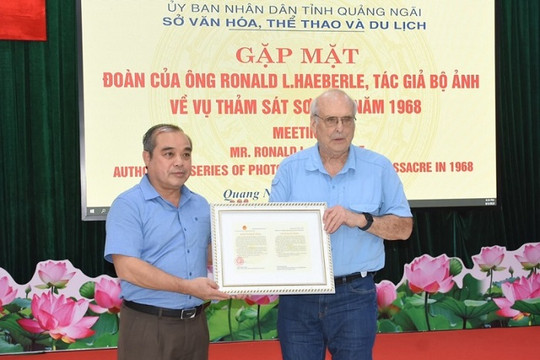 Gặp mặt, làm việc với tác giả bộ ảnh vụ thảm sát Sơn Mỹ