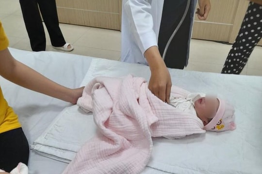 Trẻ sơ sinh bị bỏ rơi trong túi nilon