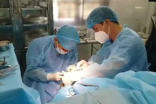 Bệnh xá đảo Trường Sa Đông mổ cấp cứu ngư dân bị viêm ruột thừa cấp