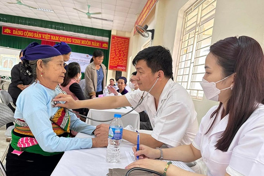 Khám bệnh, cấp phát thuốc miễn phí cho trẻ em, gia đình chính sách