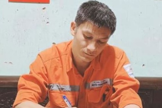 Nhân viên EVNHANOI nhặt được của rơi và trả lại cho người mất