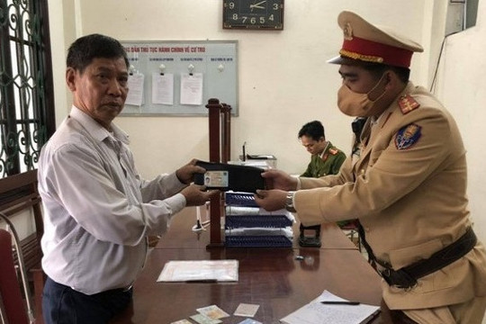 CSGT nhặt được ví tiền có gần 20 triệu đồng, trả lại cho người đánh rơi