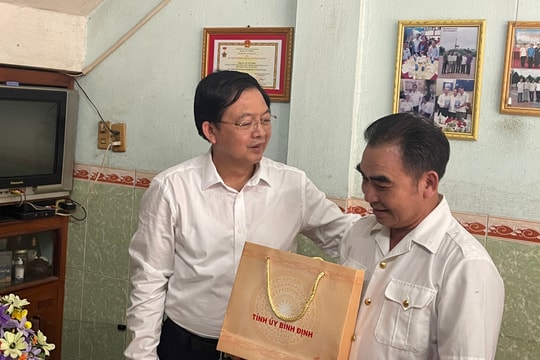 Bí thư Tỉnh ủy Bình Định thăm, tặng quà cho cựu chiến binh Gạc Ma