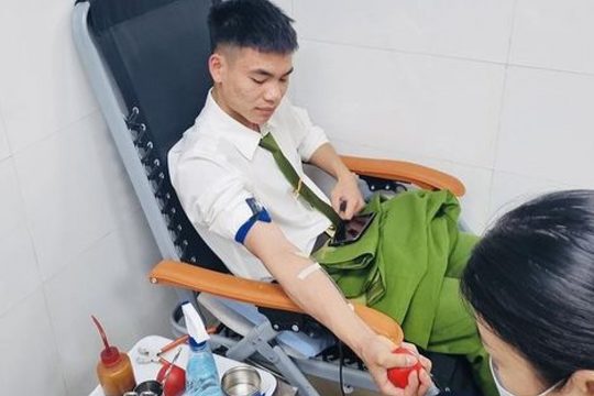 Cảnh sát PCCC hiến máu giúp sản phụ qua cơn nguy kịch
