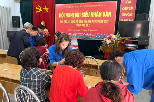 Tuổi trẻ phường Quảng An ra quân hỗ trợ hướng dẫn sử dụng ứng dụng “Sổ tay Đảng viên điện tử”