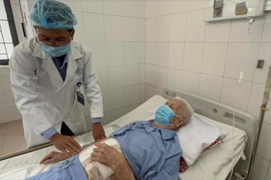 Cứu sống cụ ông bị tắc ruột do nuốt quả chà là