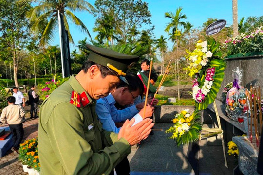 Dâng hương tưởng niệm 504 dân thường bị sát hại tại Sơn Mỹ