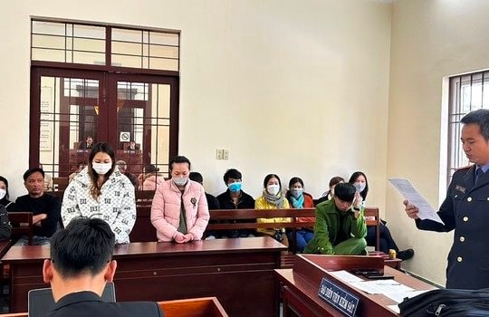 Hai bảo mẫu hành hạ trẻ em lĩnh án