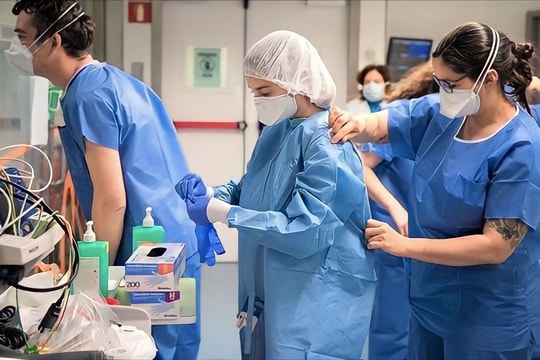 WHO: Nhiều quốc gia đối mặt với cảnh thiếu nhân viên y tế