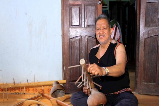 Nghệ nhân ưu tú A Phương: Người yêu tiếng đàn T’rưng như yêu dân tộc