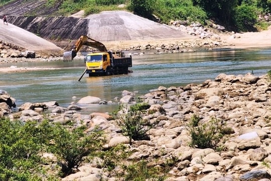 Yêu cầu Công ty Thủy điện Đắkđrinh tạm dừng việc nạo vét lòng sông