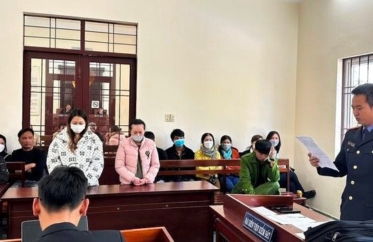 Hai bảo mẫu hành hạ trẻ em lĩnh án
