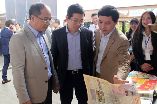 Tham quan các gian trưng bày tại Hội Báo toàn quốc năm 2023