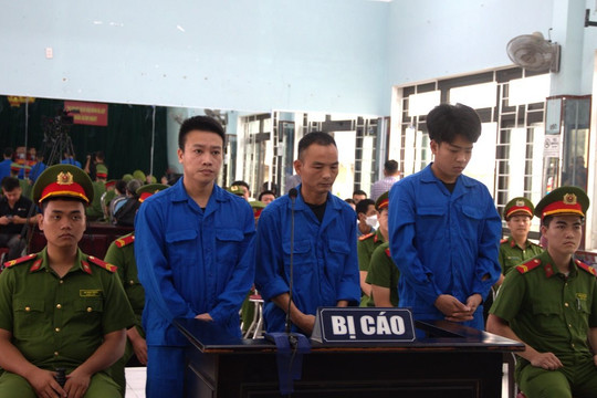 Đánh nhân viên gác chắn đường tàu vì bị nhắc nhở tiểu bậy