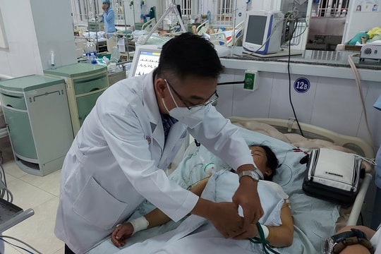 Bác sĩ Chợ Rẫy đem thuốc hiếm cứu 10 người Quảng Nam ngộ độc