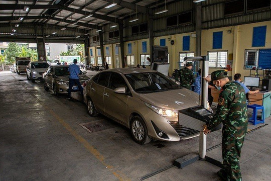 Lực lượng quân đội tham gia hỗ trợ công tác đăng kiểm cho Hà Nội