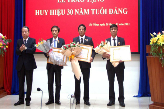 TAND cấp cao tại Đà Nẵng trao Huy hiệu 30 năm tuổi Đảng cho 3 đảng viên