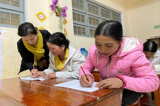 Lớp học “đặc biệt” giúp phụ nữ Xơ Đăng xóa mù chữ