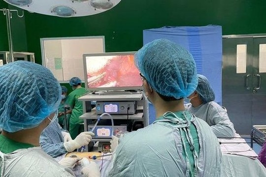 Bé gái 11 tuổi suýt mất mạng vì súng hơi