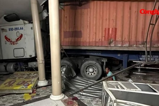 TP.HCM: Xe container đâm sập 3 nhà dân