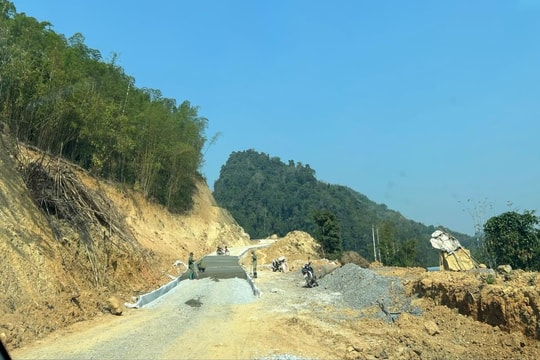 Giá vật liệu cao ngất ngưởng so với công bố, doanh nghiệp xây lắp “méo mặt”