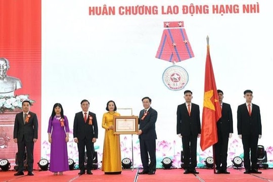 Chủ tịch Quốc hội trao Huân chương Lao động hạng Nhì cho Ban Công tác đại biểu 
