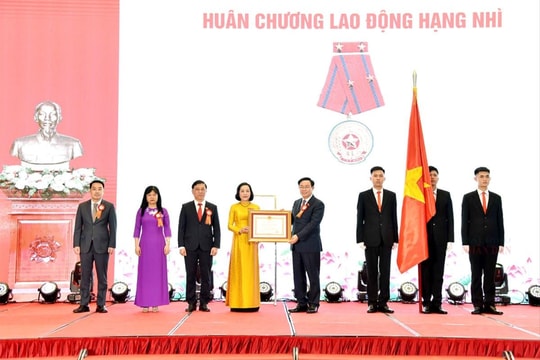 Chủ tịch Quốc hội trao Huân chương Lao động hạng Nhì cho Ban Công tác đại biểu