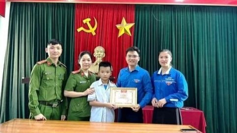 Tuyên dương học sinh nhặt được của rơi trả lại người mất