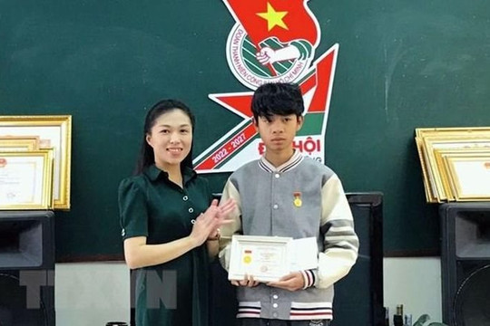 Thanh niên cứu 2 người trong ôtô chìm nhận huy hiệu Tuổi trẻ dũng cảm
