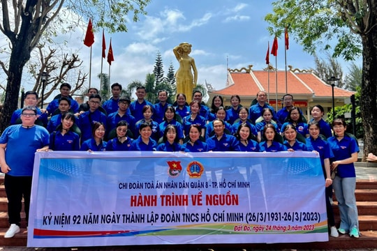 TP.HCM: Chi đoàn TAND quận 8 tặng quà cho học sinh có hoàn cảnh khó khăn