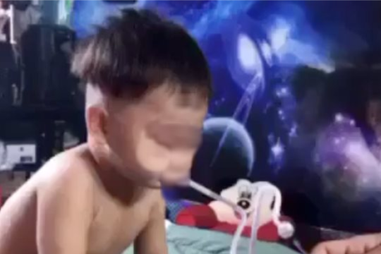 Xác minh clip người đàn ông nghi cho bé trai hút ma túy