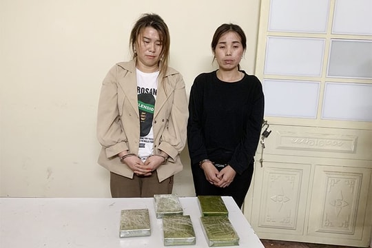 Bắt quả tang 2 nữ quái cùng 5 bánh heroin