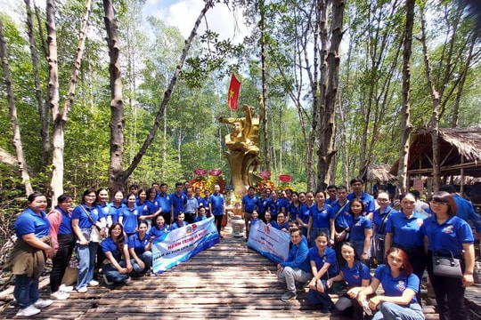 Thanh niên Tòa án trao tặng quà cho người dân huyện Cần Giờ