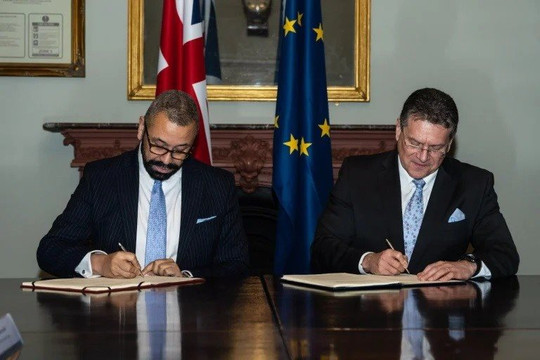 Anh - EU chính thức ký thực thi Khuôn khổ Windsor, chấm dứt bế tắc hậu Brexit