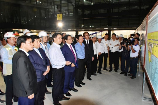 Thủ tướng kiểm tra tiến độ dự án nhà ga T2 của Cảng hàng không quốc tế Phú Bài