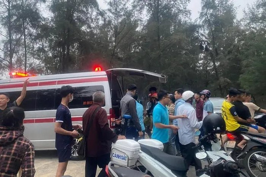 Tắm biển lúc sóng lớn, 3 học sinh bị nước cuốn trôi
