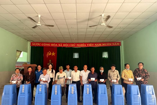 Thanh niên Tòa án trao tặng quà cho người dân huyện Cần Giờ