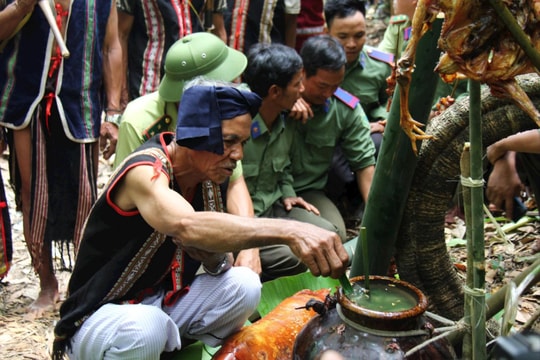 Người dân tộc Jrai cúng Thần rừng để cầu hạnh phúc, bình an
