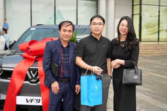 VinFast chính thức bàn giao xe VF 9 cho khách hàng