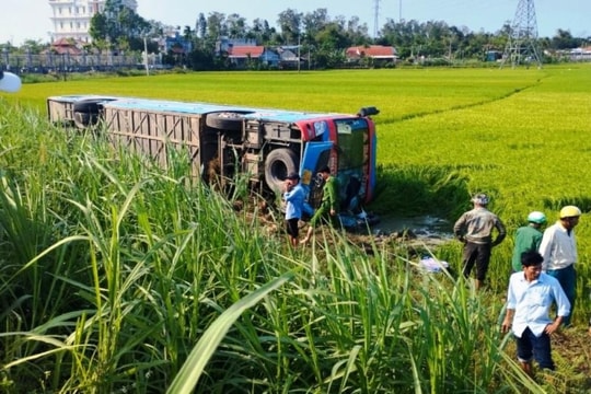 Lật xe chở khách nhiều người thương vong