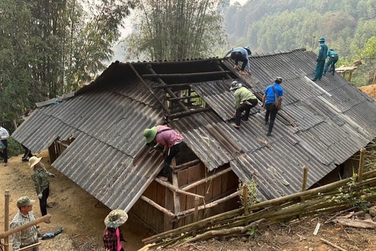 TAND huyện Mộc Châu chung tay xóa nhà tạm tại xã Lóng Sập