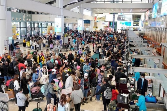 Dịp nghỉ lễ 30-4, 1-5: Giá vé máy bay rất cao, nhiều chuyến bay đã kín chỗ