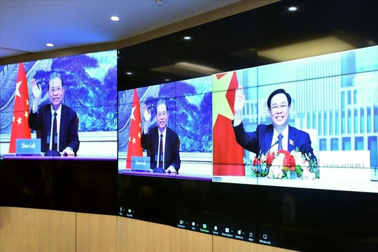 Chủ tịch Quốc hội Vương Đình Huệ hội đàm trực tuyến với Ủy viên trưởng Nhân đại toàn quốc Trung Quốc