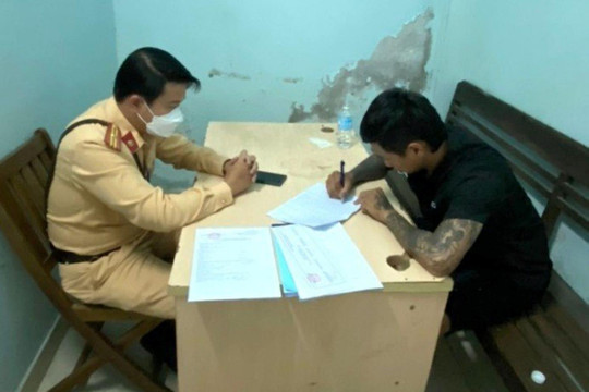Tài xế ô tô dương tính với ma túy, phớt lờ hiệu lệnh của Cảnh sát giao thông