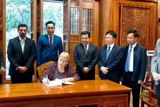 Cựu Tổng thống Chile dâng hương tại Khu Di tích Quốc gia Kim Liên
